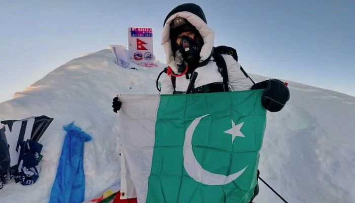 British Pakistani mountaineer Nadia Azad conquers Manaslu to make history